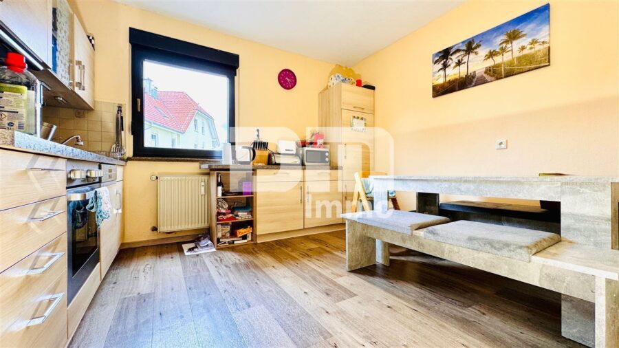 Helle Dreizimmerwohnung mit Terrasse + Stellplatz in saniertem Zweifamilienhaus - WE1 EG Küche mit Einbauküche